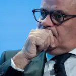 Ά&rho;&chi;&iota;&sigma;&alpha;&nu; &tau;&alpha; ό&rho;&gamma;&alpha;&nu;&alpha; &sigma;&tau;&omicron; &Pi;&alpha;&rho;ί&sigma;&iota; &gamma;&iota;&alpha; &tau;&omicron;&nu; &pi;&rho;&omicron;ϋ&pi;&omicron;&lambda;&omicron;&gamma;&iota;&sigma;&mu;ό: &laquo;&Pi;&epsilon;&rho;ά&sigma;&tau;&epsilon; &tau;&omicron;&nu; &chi;&omega;&rho;ί&sigmaf; &pi;&lambda;&epsilon;&iota;&omicron;&psi;&eta;&phi;ί&alpha;&raquo;, &upsilon;&pi;&omicron;&nu;&omicron;&epsilon;ί &omicron; &delta;&iota;&omicron;&iota;&kappa;&eta;&tau;ή&sigmaf; &tau;&eta;&sigmaf; &Tau;&rho;ά&pi;&epsilon;&zeta;&alpha;&sigmaf; &tau;&eta;&sigmaf; &Gamma;&alpha;&lambda;&lambda;ί&alpha;&sigmaf;